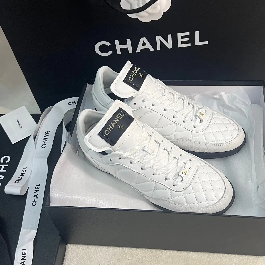 👟👟Ex-factory price 520👟👟 CHANEL 23s new spring and summer sneakers are now available❤️ Original purchased for development and production. Xiaoxiang’s casual sneakers this season have hit the Xiaohongshu INS. Various social platforms exploded like crazy! Classic design. The upper is electro-embroidered with various techniques. The outsole is fashionable and sporty. Extraordinary inclusion of a variety of panda shoe color elements. Lightweight and versatile❗️Not tired when you run wild❗️ Exquisitely packaged at the delivery counter🛍📦 ▪️Inner lining: original imported lambskin + rhombus craft ▪️Sole: original molded T👟👟Factory price U combination outsole ▪️Heel height: 2CM ▪️Size: Women's size 35-40